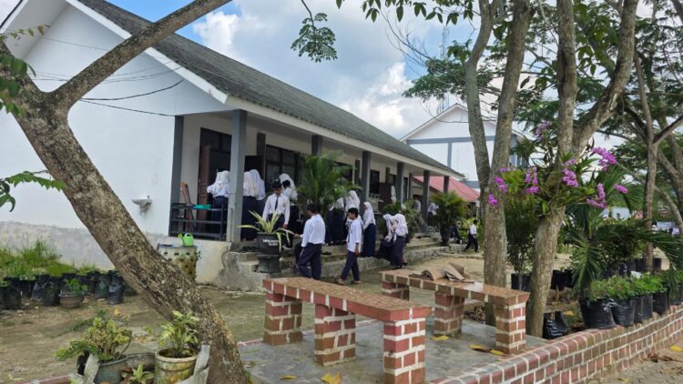 SMPN 9 Bontang Apresiasi Disiplin Siswa Pesisir yang Tak Pernah Terlambat