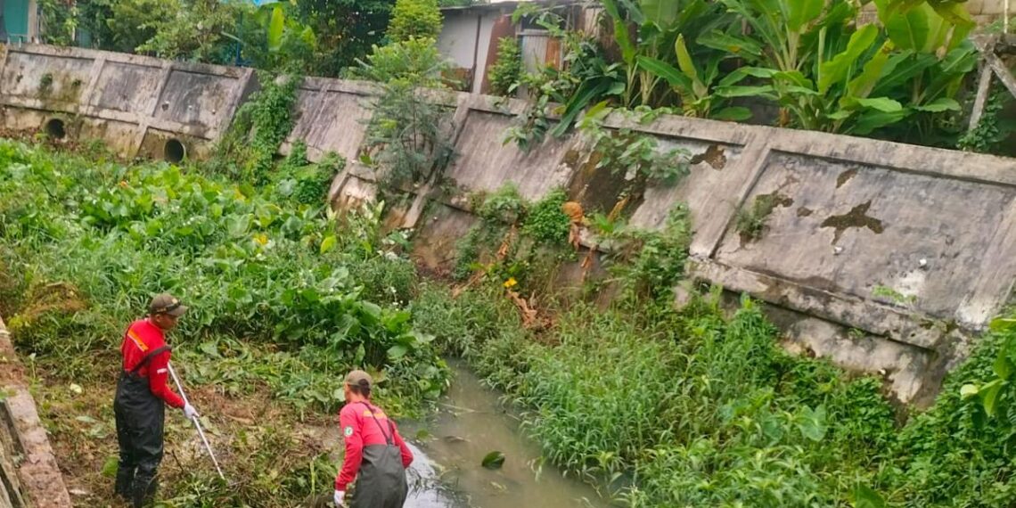 Cegah Banjir, Tim Panbers PUPR Bontang Normalisasi 500 Meter Sungai Dahlia