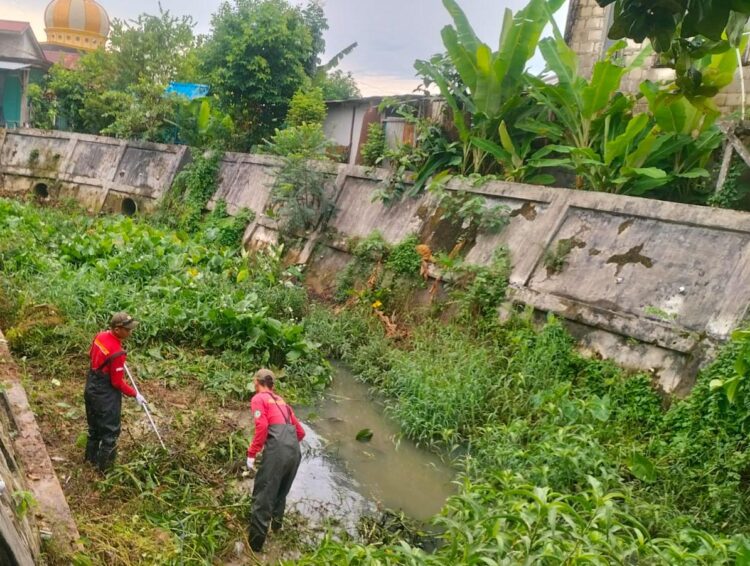 Cegah Banjir, Tim Panbers PUPR Bontang Normalisasi 500 Meter Sungai Dahlia