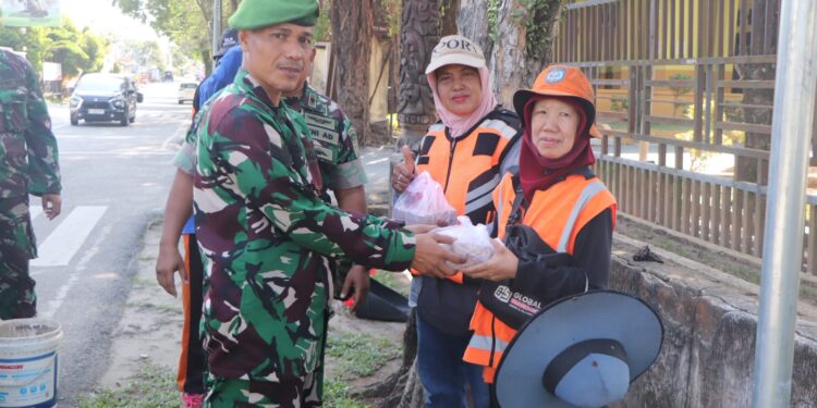 Senyum di Hari Jumat, Kodim 0908/Bontang Tebar Berkah untuk Masyarakat