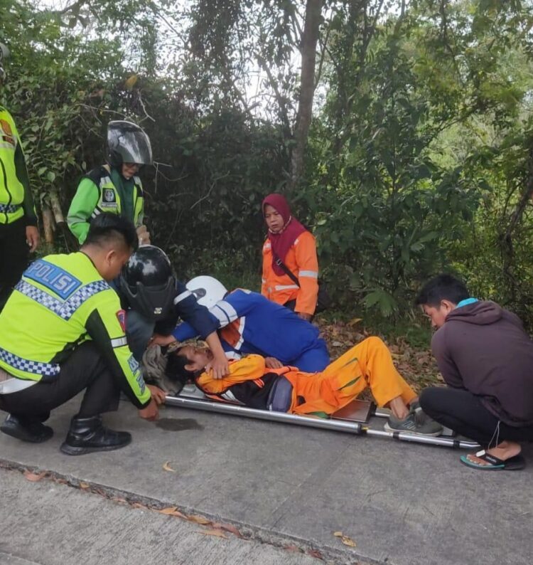 Ditabrak Anak Sekolah, Petugas Penyapu Jalan Tembus Dialarikan ke RS PKT