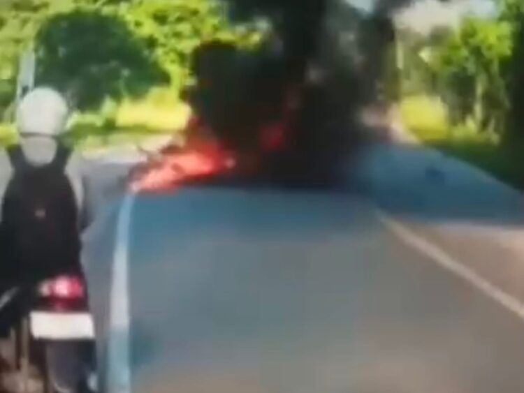 Diduga Tabrakan Hebat Scoopy Vs Vixon di Poros Bengalon, 2 Pengendara Tewas Terbakar