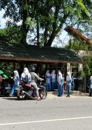 Ayah di Bontang Dimbau Antar Anak di Hari Pertama Sekolah, Pekerja Boleh Telat Kerja