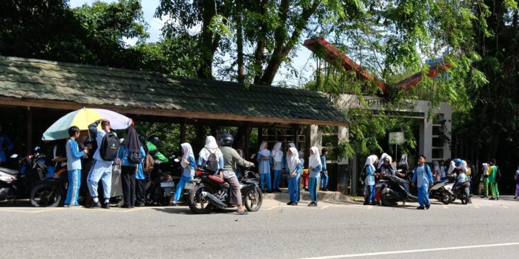 Ayah di Bontang Dimbau Antar Anak di Hari Pertama Sekolah, Pekerja Boleh Telat Kerja