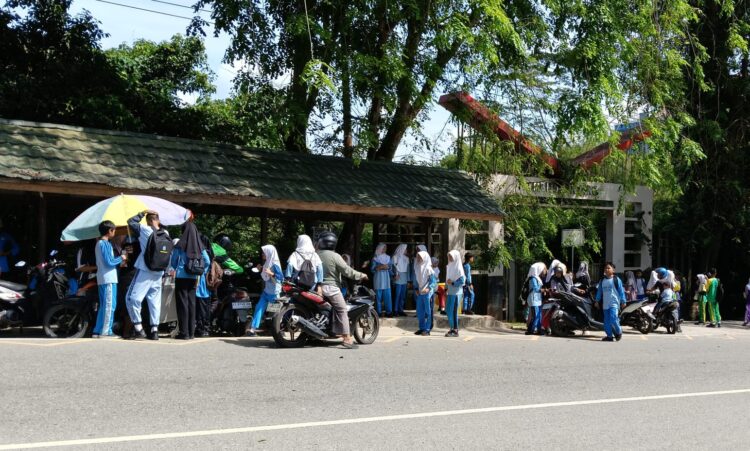 Ayah di Bontang Dimbau Antar Anak di Hari Pertama Sekolah, Pekerja Boleh Telat Kerja