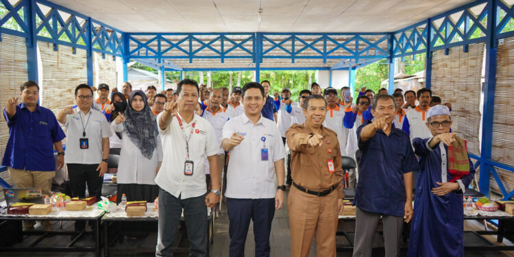 Tekan Biaya Produksi, Pupuk Kaltim Latih Pembudidaya Bontang Buat Pakan Ikan Mandiri
