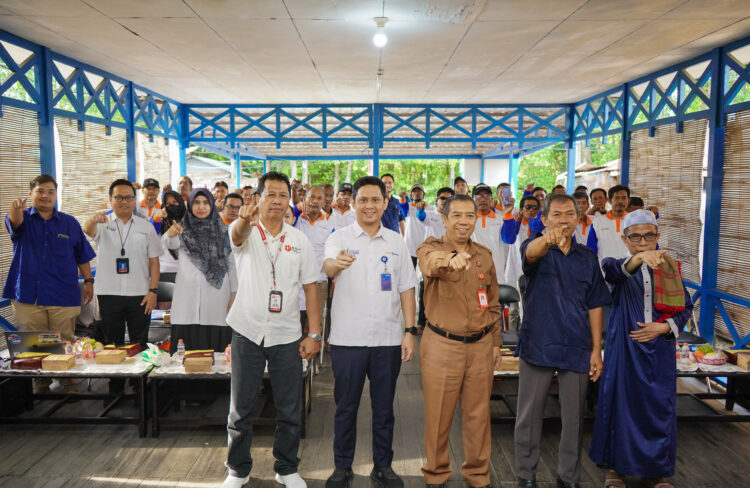 Tekan Biaya Produksi, Pupuk Kaltim Latih Pembudidaya Bontang Buat Pakan Ikan Mandiri