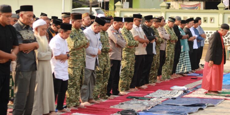Salat Istisqa di Bontang, TNI Bersama Masyarakat Berdoa Memohon Hujan dan Berkah Negeri