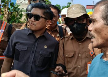 Warga Keluhkan Lumpur Kotori Jalan Karimata Akibat Proyek Folder Tanjung Laut