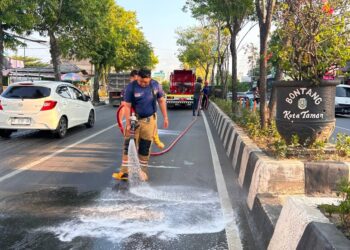 Damkar dan Relawan IEA Gerak Cepat Bersihkan Tumpahan Solar di Lengkol