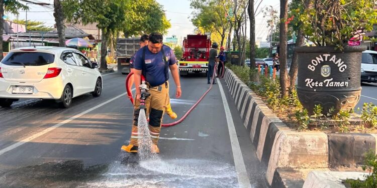Damkar dan Relawan IEA Gerak Cepat Bersihkan Tumpahan Solar di Lengkol