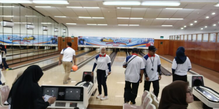 Gelar Gathering Bersama Media, Badak LNG ajak Insan Pers Kota Bontang Main Bowling