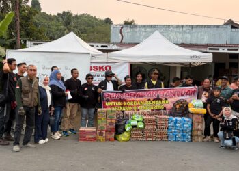 Rider Lintas Borneo Gelar Baksos, Serahkan Bantuan Korban Kebakaran di Tenggarong 