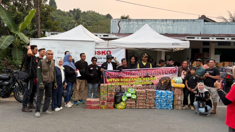 Rider Lintas Borneo Gelar Baksos, Serahkan Bantuan Korban Kebakaran di Tenggarong 