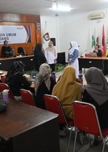 Tingkatkan Kualitas Pelayanan, Staf Sekretariat KPU Bontang Dibekali Pelatihan Bahasa Isyarat