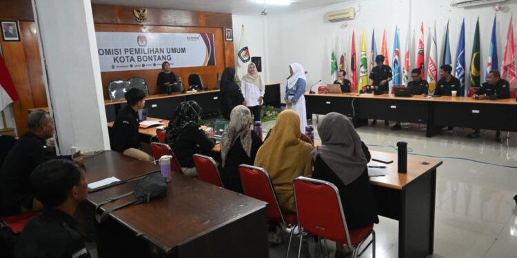Tingkatkan Kualitas Pelayanan, Staf Sekretariat KPU Bontang Dibekali Pelatihan Bahasa Isyarat