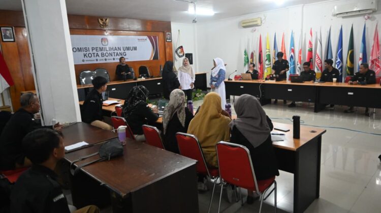 Tingkatkan Kualitas Pelayanan, Staf Sekretariat KPU Bontang Dibekali Pelatihan Bahasa Isyarat