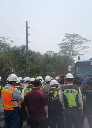 Tuntut Ganti Rugi, Sejumlah Warga Gelar Aksi di Jalur Hauling PT IMM